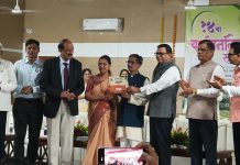 गुरदास कामडी यांना उत्कृष्ट अधिसभा(सिनेट)सदस्य पुरस्कार प्रदान.